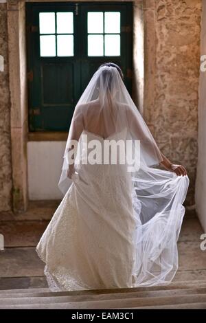 Hispanische Braut an ihrem Hochzeitstag vorbereiten. Stockfoto