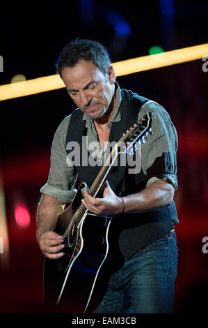 Rock-Superstar Entertainer Bruce Springsteen spielt Mundharmonika und Gitarre während des Konzerts für Tapferkeit 11. November 2014 in Washington, D.C. Stockfoto