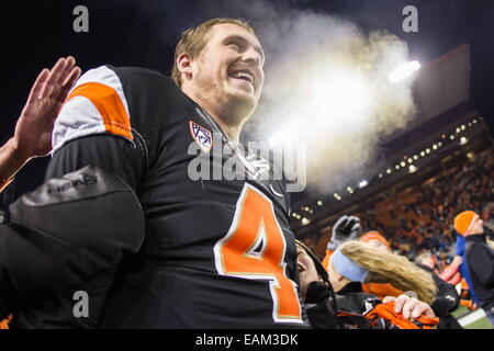 Corvallis, Oregon, USA. 16. November 2014. Oregon State Beavers Quarterback Sean Mannion (4) feiert mit Fans, nachdem die Biber spät im 4. Quartal nur zu sehen, die Biber stören die Arizona State Sun Devils 35-27 Orchesterprobe Stadium gesichert. © Mike Albright/ZUMA Wire/ZUMAPRESS.com/Alamy Live-Nachrichten Stockfoto