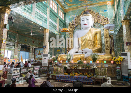 Großer Sitzender Buddha bald U Ponya Shin Paya Pagode, Sagaing Hügel in der Nähe von Mandalay, Birma, Myanmar, Südostasien, Asien, Stockfoto