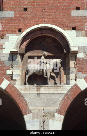 Italien, Lombardei, Mailand, Piazza Dei Mercanti Square, Palazzo della Ragione, Detail Fassade, Oldrado da Tresseno Denkmal Stockfoto
