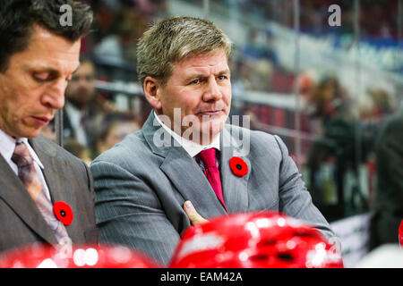 Raleigh, North Carolina, USA. 10. November 2014. Carolina Hurricanes head Coach Bill Peters während des NHL-Spiels zwischen den Calgary Flames und die Carolina Hurricanes in der PNC-Arena. Die Carolina Hurricanes besiegten die Calgary Flames 4-1. © Andy Martin Jr./ZUMA Draht/Alamy Live-Nachrichten Stockfoto