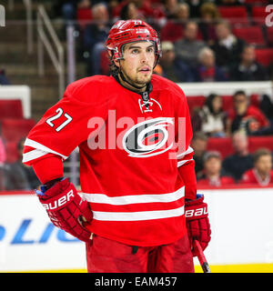 Raleigh, North Carolina, USA. 10. November 2014. Carolina Hurricanes Verteidiger Justin Faulk (27) während der NHL-Spiel zwischen den Calgary Flames und die Carolina Hurricanes in der PNC-Arena. Die Carolina Hurricanes besiegten die Calgary Flames 4-1. © Andy Martin Jr./ZUMA Draht/Alamy Live-Nachrichten Stockfoto