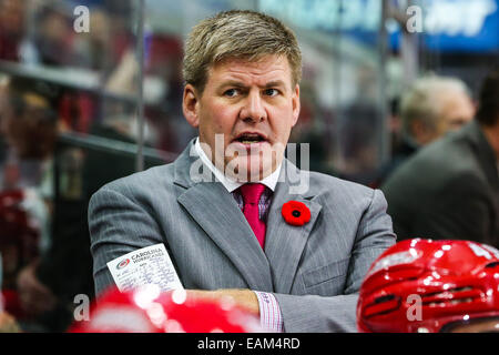 Raleigh, North Carolina, USA. 10. November 2014. Carolina Hurricanes head Coach Bill Peters während des NHL-Spiels zwischen den Calgary Flames und die Carolina Hurricanes in der PNC-Arena. Die Carolina Hurricanes besiegten die Calgary Flames 4-1. © Andy Martin Jr./ZUMA Draht/Alamy Live-Nachrichten Stockfoto