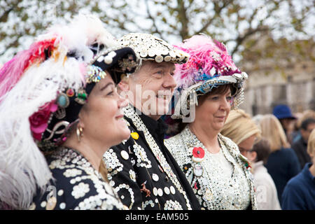 Pearly Könige und Königinnen durch den Tower of London bei der Blut Mehrfrequenzdarstellung Länder und Meere der rote Mohn Installation 9. November 2014 Stockfoto