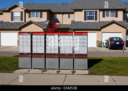 Reihe von Canada post Postfächer auf Bürgersteig in Vorort Saskatoon, Saskatchewan, Kanada Stockfoto