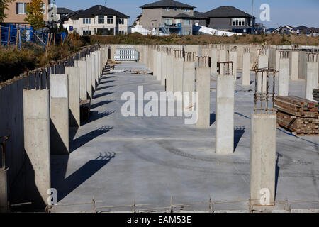 Keller Bau von neuen Wohnungen Eigentumswohnung zu blockieren, im Vorort Saskatoon, Saskatchewan, Kanada Stockfoto