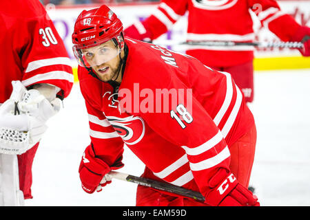 Raleigh, North Carolina, USA. 10. November 2014. Carolina Hurricanes center Jay McClement (18), während das NHL-Spiel zwischen den Calgary Flames und die Carolina Hurricanes in der PNC-Arena. Die Carolina Hurricanes besiegten die Calgary Flames 4-1. © Andy Martin Jr./ZUMA Draht/Alamy Live-Nachrichten Stockfoto