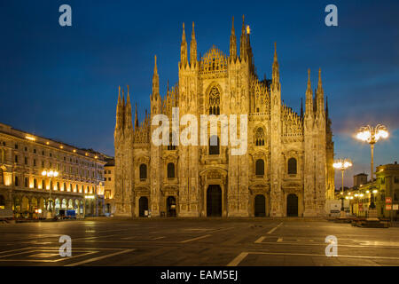 Pre-Dawn Licht in der Kathedrale der Piazza del Duomo, Mailand, Lombardei, Italien Stockfoto