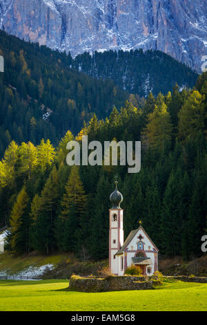 Sankt St. Johann Church unterhalb der Geisler Spitzen, Dolomiten, Val di Funes, Trentino-Alto-Adige, Italien Stockfoto