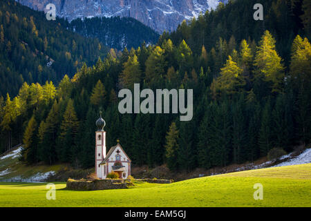 Sankt St. Johann Church unterhalb der Geisler Spitzen, Dolomiten, Val di Funes, Trentino-Alto-Adige, Italien Stockfoto