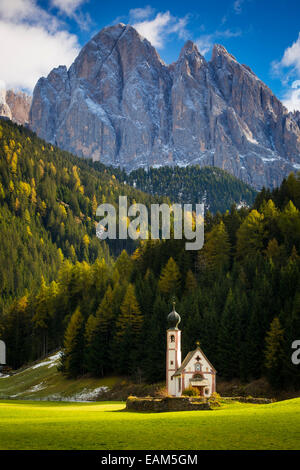 Sankt St. Johann Church unterhalb der Geisler Spitzen, Dolomiten, Val di Funes, Trentino-Alto-Adige, Italien Stockfoto