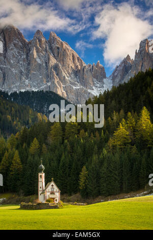 Sankt St. Johann Church unterhalb der Geisler Spitzen, Dolomiten, Val di Funes, Trentino-Alto-Adige, Italien Stockfoto