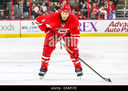 Raleigh, North Carolina, USA. 10. November 2014. Carolina Hurricanes Verteidiger Tim Gleason (6) während des NHL-Spiels zwischen den Calgary Flames und die Carolina Hurricanes in der PNC-Arena. Die Carolina Hurricanes besiegten die Calgary Flames 4-1. © Andy Martin Jr./ZUMA Draht/Alamy Live-Nachrichten Stockfoto