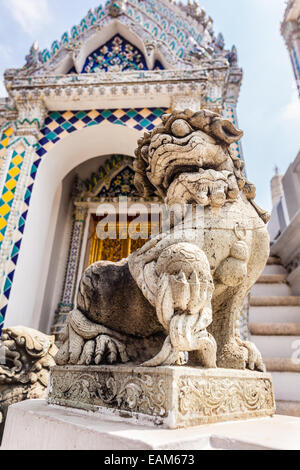 Chinesischer Hund oder Löwe Skulptur im Wat Phra Kaeo, der Tempel des Smaragd-Buddha, Bangkok, Thailand. Stockfoto