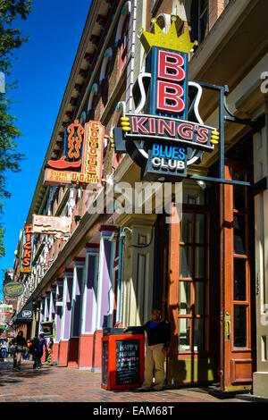 Menschen schlendern die Restaurant- und Einkaufsviertel in der Nähe von BB King's Blues Club auf der 2. Avenue North in der Innenstadt von Nashville, TN, Music City USA Stockfoto