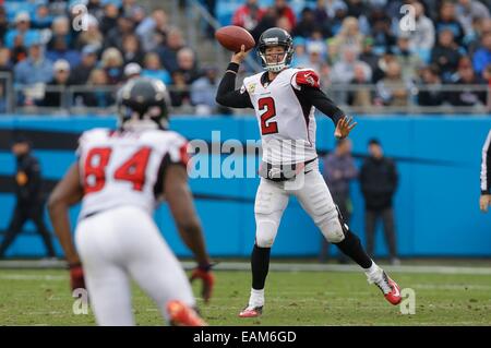 Charlotte, NC, USA. 16. November 2014. Atlanta Falcons Quarterback Matt Ryan #2 sieht für die Atlanta Falcons Wide Receiver Roddy White #84 in der NFL-Spiel gegen die Carolina Panthers bei Bank of America Stadium downfield am 16. November 2014 in Charlotte, North Carolina. Die Falken besiegt die Panthers 19-17. Margaret Bowles/CSM/Alamy Live-Nachrichten Stockfoto