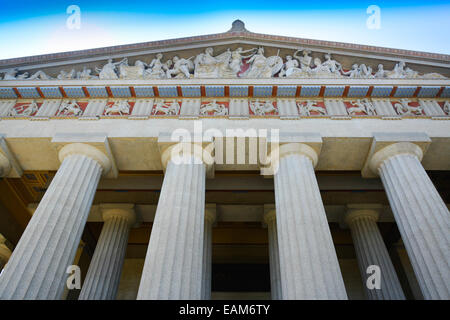 Blick nach oben auf die aufsteigenden Säulen des Parthenon in Nashville, TN, erbaut 1837, eine vollständige Nachbildung des ursprünglichen Parthenon in Athen, Griechenland Stockfoto