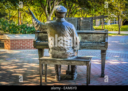 Eine Statue von Owen Bradley sitzt auf seinem Klavier ist in den Gedenkzustand versetzt an Owen Bradley Park auf Music Row in Music City, Nashville, TN Stockfoto