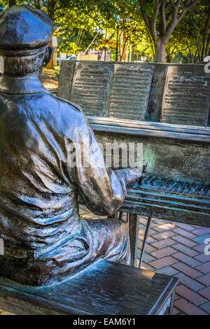 Eine Statue von Owen Bradley sitzt auf seinem Klavier ist in den Gedenkzustand versetzt an Owen Bradley Park auf Music Row in Music City, Nashville, TN Stockfoto