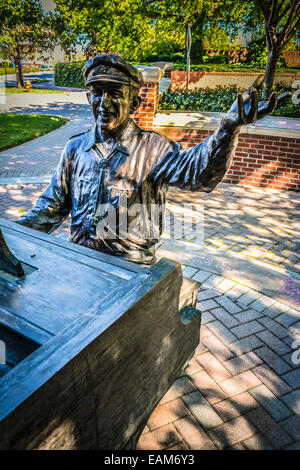 Eine Statue von Owen Bradley sitzt auf seinem Klavier ist in den Gedenkzustand versetzt an Owen Bradley Park auf Music Row in Music City, Nashville, TN Stockfoto