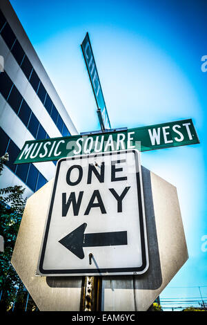 Straßenschilder an Kreuzung von Chet Atkins Ort und Music Square West auf Music Row in Nashville, TN Music City USA Stockfoto