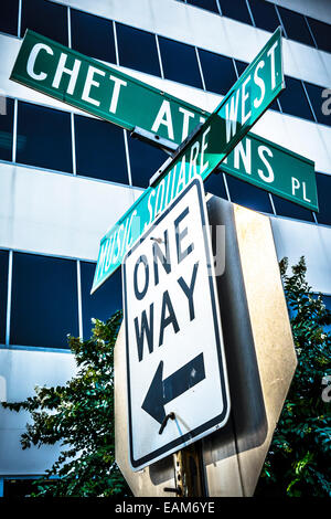 Straßenschilder an der Kreuzung von Chet Atkins Place und Music Square West in Music Row in Nashville, TN, Music City USA Stockfoto