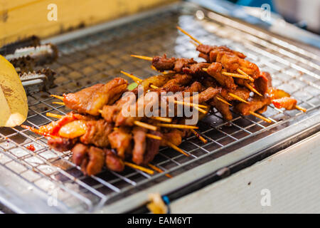 Kochen Fleischspieße auf dem Grill in einem Straßenmarkt thailändisches Essen in bangkok Stockfoto