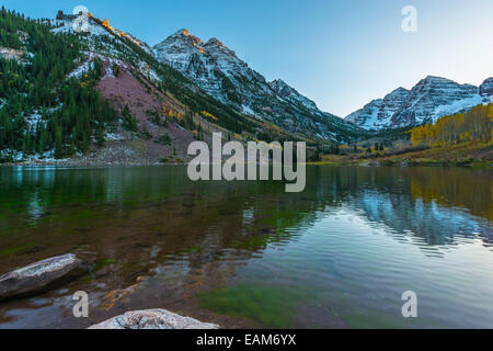 Maroon Bells und seine Spiegelung im See mit Herbstlaub in Spitzenzeiten Aspen, Colorado Stockfoto