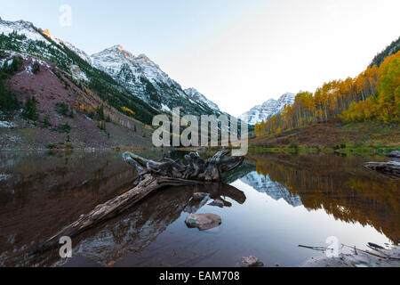 Maroon Bells und seine Spiegelung im See mit Herbstlaub in Spitzenzeiten Aspen, Colorado Stockfoto