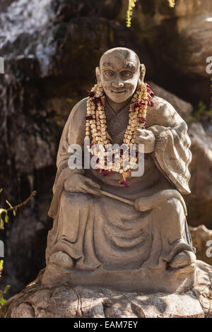 Statue von ein weiser Chinese oder buddhistischen Mong in einem Zengarten im Wat Pho Tempel, Thailand Stockfoto