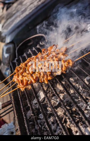 Kochen Fleischspieße auf dem Grill in einem Straßenmarkt thailändisches Essen in bangkok Stockfoto