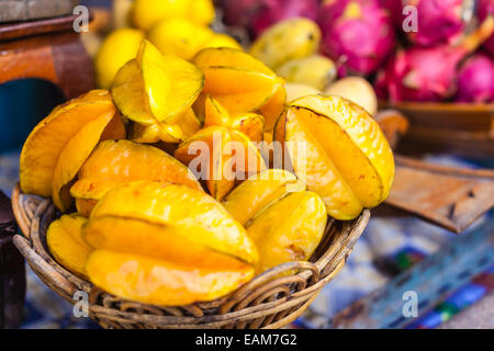 Ein Korb mit Sternfrüchte auf einem thailändischen Marktstand in Bangkok, Thailand Stockfoto