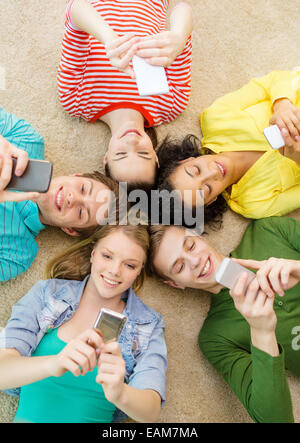 Gruppe von lächelnden Menschen am Boden liegend Stockfoto