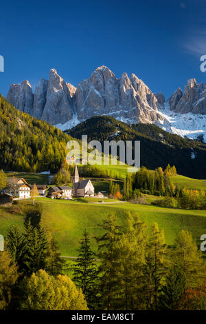 Herbst am Nachmittag über Val di Funes, Santa Maddelena und der geisler-spitzen, Dolomiten, Südtirol, Italien Trentino-südtirol - Stockfoto