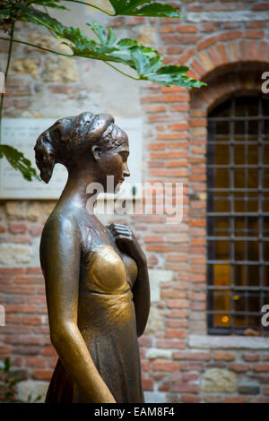 Bronzestatue des Giullieta (von Romeo und Julia Ruhm), Cassa Giullieta, Verona, Veneto, Italien Stockfoto