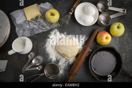 frischen Teig mit Zutaten für Apfelkuchen zu backen. Milch, Eiern, Butter, Mehl Stockfoto