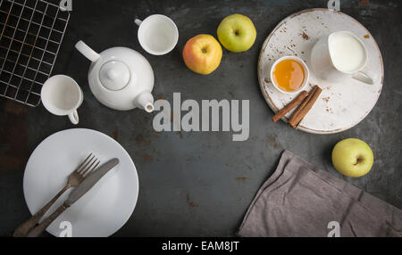 Frühstück mit Tee und Äpfel. Stockfoto