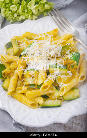 Eine Nahaufnahme von einem Teller mit Gluten freie Pasta mit frischen Erbstück-Tomaten-Basilikum-Sauce Stockfoto