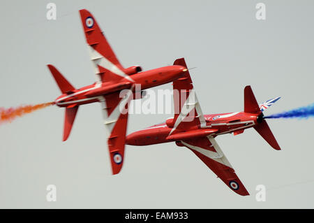 Die roten Pfeile, offiziell als der Royal Air Force Aerobatic Team, bekannt ist, ist das Kunstflug Display Team der Royal Air Force. Opposition Pass Stockfoto