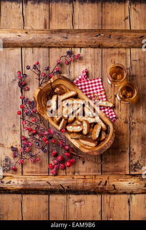 Cantucci in Oliven Holz Schüssel auf hölzernen Hintergrund Stockfoto