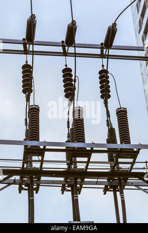 elektrische Isolatoren Hochspannung auf einen Strommast Stockfoto