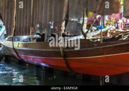 eine kleine thai Holzmotorboot unter Wartung mit einem Laken bedeckt Stockfoto