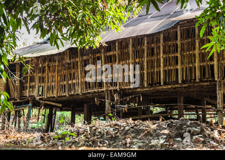 eine Bretterbude auf Stelzen in die thailändische Landschaft Stockfoto