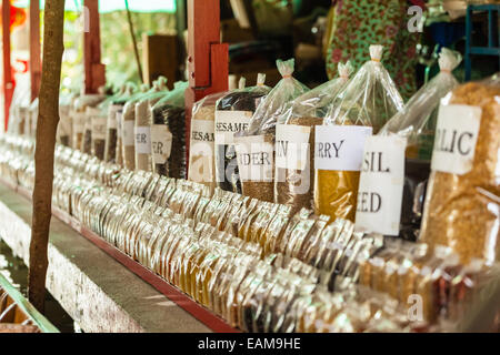 eine Menge von verschiedenen Gewürzen für den Verkauf auf einen Stand von der berühmten Damnoen Saduak floating Market in Ratchaburi, Thailand Stockfoto