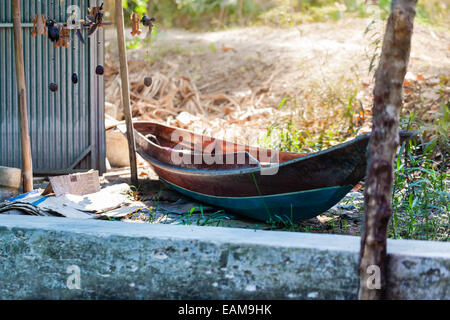 eine kleine thai Holzmotorboot unter Wartung mit einem Laken bedeckt Stockfoto