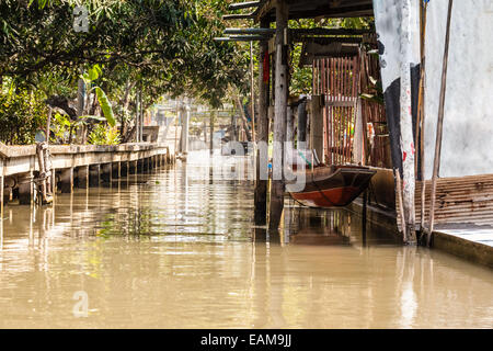 eine kleine thai Holzmotorboot unter Wartung Stockfoto