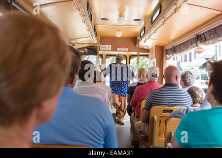 Einheimische Reiseleiter auf Bus in Savannah, Georgia Stockfoto