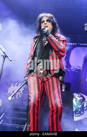 Greensboro, North Carolina, USA. 22. Oktober 2014. Musik Künstler ALICE COOPER bringt seine 2014-Tour in Greensboro Coliseum in Greensboro, North Carolina. Alice Cooper (geboren Vincent Damon Furnier, 4. Februar 1948) ist ein US-amerikanischer Rock-Sänger, Songwriter und Musiker, die dessen Karriere fünf Jahrzehnte umspannt. © Andy Martin Jr./ZUMA Draht/Alamy Live-Nachrichten Stockfoto