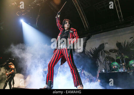 Greensboro, North Carolina, USA. 22. Oktober 2014. Musik Künstler ALICE COOPER bringt seine 2014-Tour in Greensboro Coliseum in Greensboro, North Carolina. Alice Cooper (geboren Vincent Damon Furnier, 4. Februar 1948) ist ein US-amerikanischer Rock-Sänger, Songwriter und Musiker, die dessen Karriere fünf Jahrzehnte umspannt. © Andy Martin Jr./ZUMA Draht/Alamy Live-Nachrichten Stockfoto